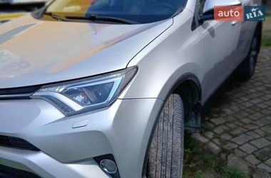 Позашляховик / Кросовер Toyota RAV4 2016 в Чернівцях