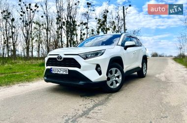 Позашляховик / Кросовер Toyota RAV4 2020 в Харкові