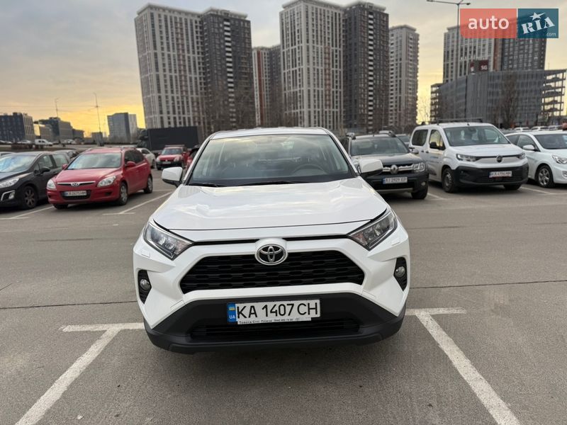 Внедорожник / Кроссовер Toyota RAV4 2021 в Киеве