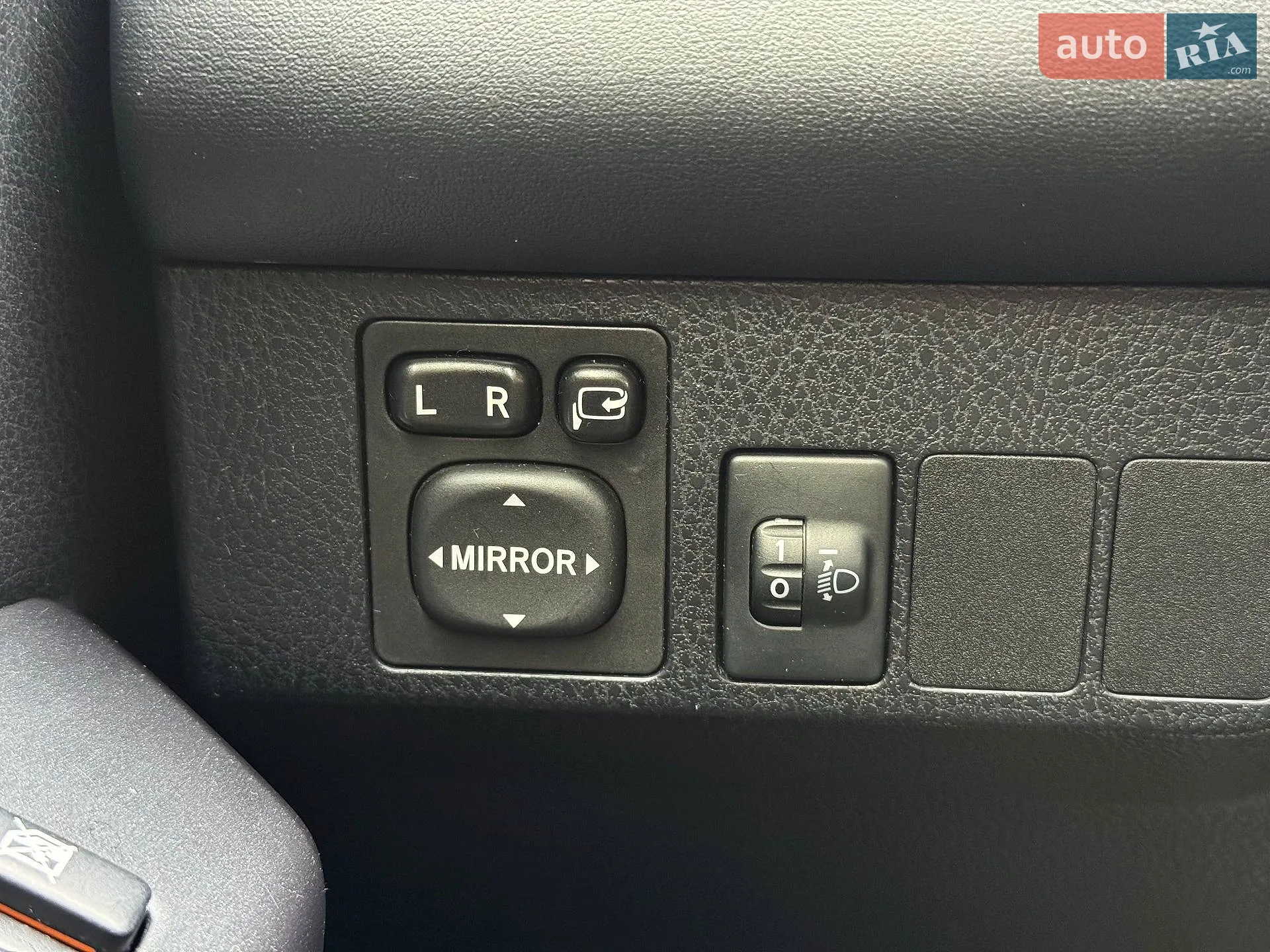 2017 Toyota RAV 4 - мініатюра 16