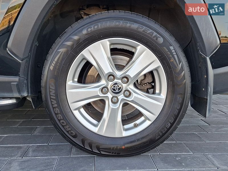 Внедорожник / Кроссовер Toyota RAV4 2019 в Ужгороде
