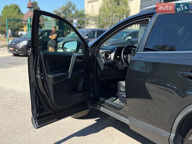 Внедорожник / Кроссовер Toyota RAV4 2017 в Шептицькому