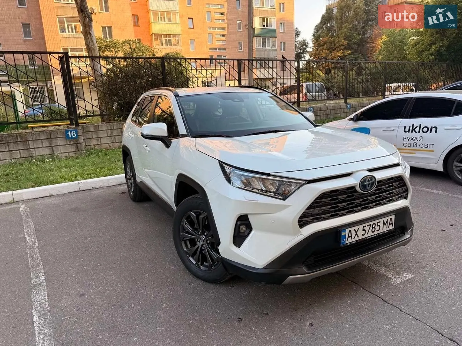 2022 Toyota RAV 4 - мініатюра 6