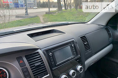 Внедорожник / Кроссовер Toyota Sequoia 2015 в Кривом Роге