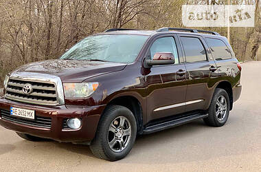 Внедорожник / Кроссовер Toyota Sequoia 2015 в Кривом Роге