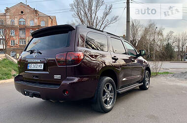 Внедорожник / Кроссовер Toyota Sequoia 2015 в Кривом Роге