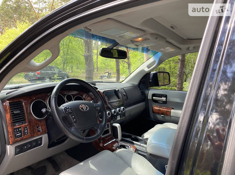 Позашляховик / Кросовер Toyota Sequoia 2009 в Києві