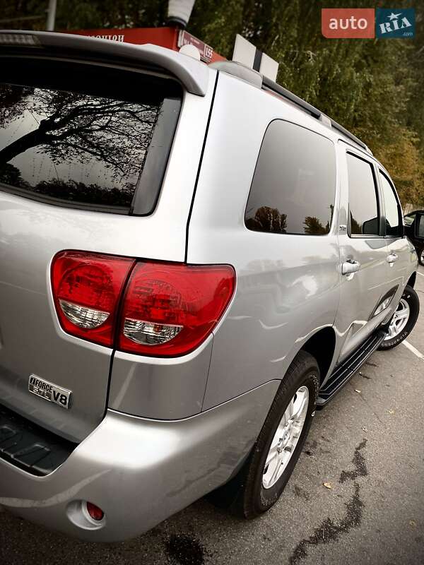 Внедорожник / Кроссовер Toyota Sequoia 2017 в Виннице