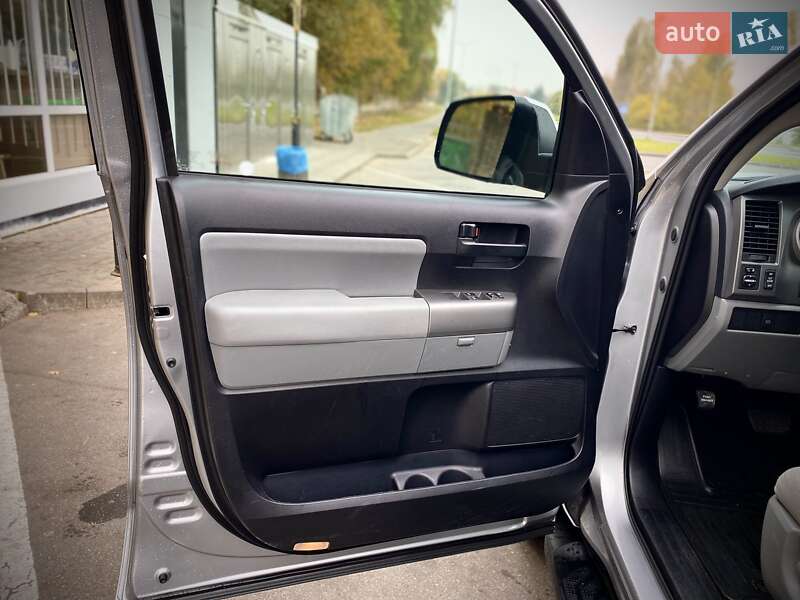 Внедорожник / Кроссовер Toyota Sequoia 2017 в Виннице