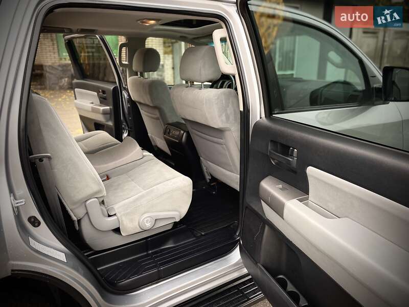 Внедорожник / Кроссовер Toyota Sequoia 2017 в Виннице
