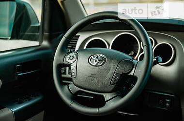 Внедорожник / Кроссовер Toyota Sequoia 2013 в Полтаве