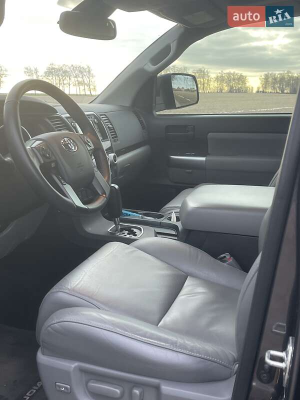 Внедорожник / Кроссовер Toyota Sequoia 2017 в Киеве