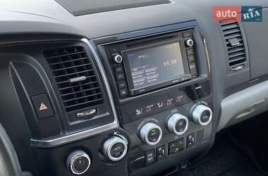 Внедорожник / Кроссовер Toyota Sequoia 2017 в 