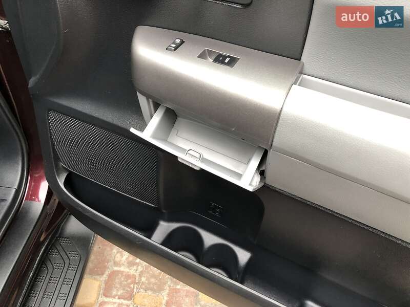 Внедорожник / Кроссовер Toyota Sequoia 2012 в Киеве