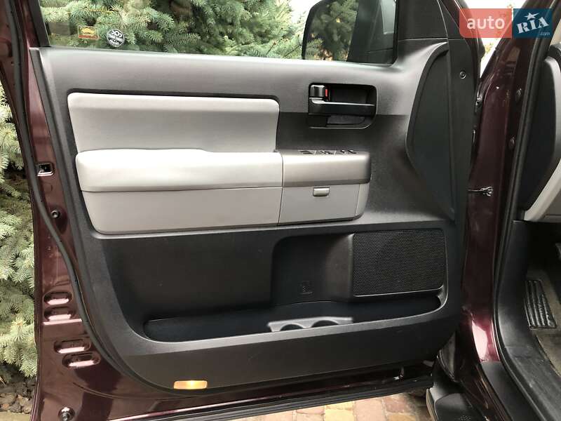 Внедорожник / Кроссовер Toyota Sequoia 2012 в Киеве