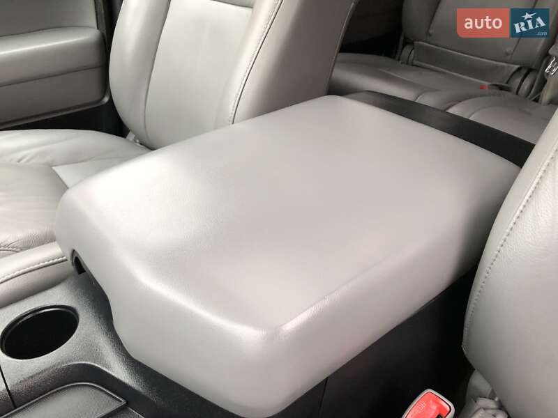 Внедорожник / Кроссовер Toyota Sequoia 2012 в Киеве