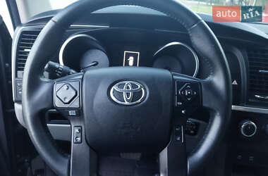 Позашляховик / Кросовер Toyota Sequoia 2017 в Луцьку