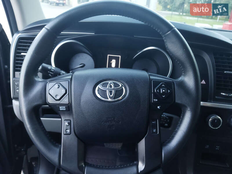 Внедорожник / Кроссовер Toyota Sequoia 2017 в Луцке