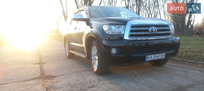 Внедорожник / Кроссовер Toyota Sequoia 2013 в Верхнеднепровске