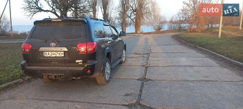 Внедорожник / Кроссовер Toyota Sequoia 2013 в Верхнеднепровске