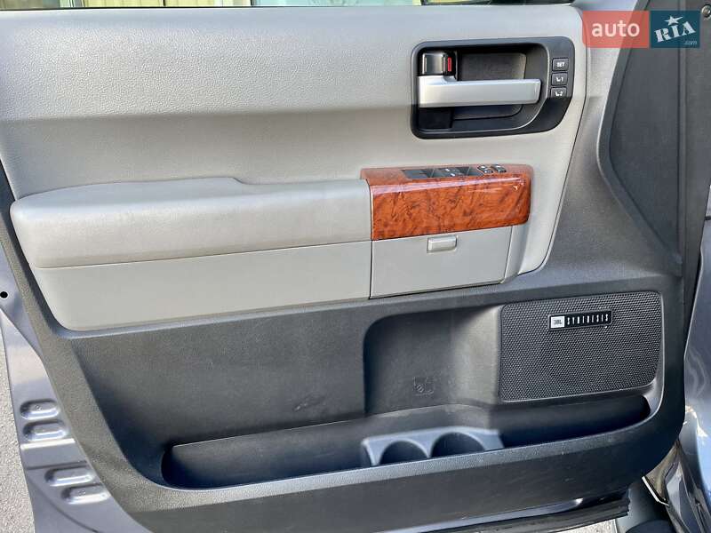 Внедорожник / Кроссовер Toyota Sequoia 2017 в Одессе