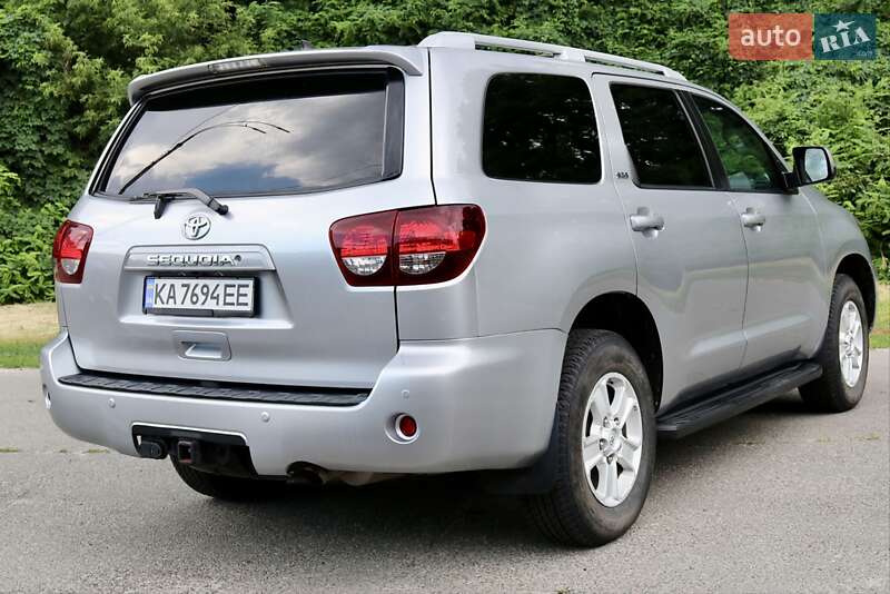 Внедорожник / Кроссовер Toyota Sequoia 2017 в Киеве