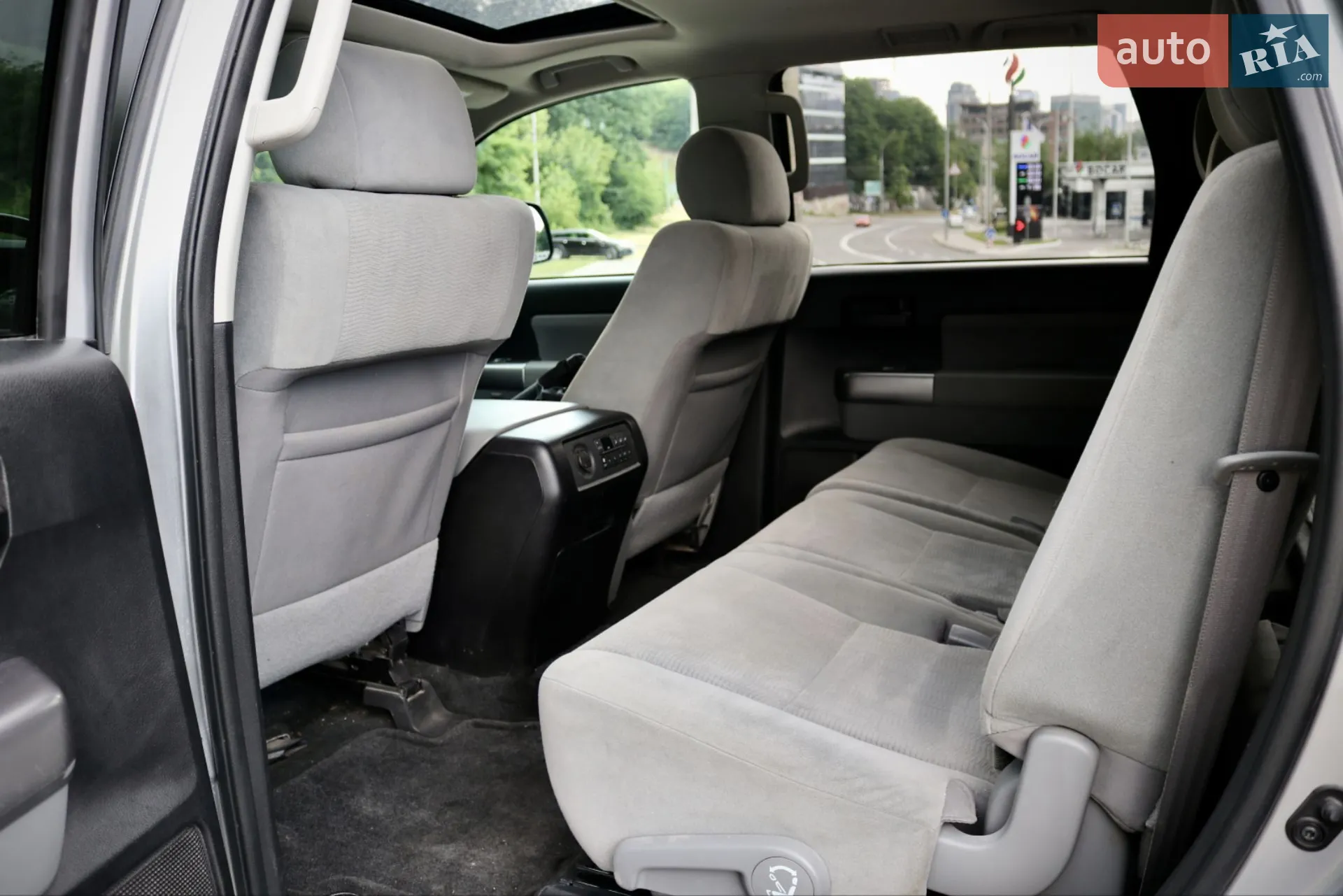 2017 Toyota Sequoia - мініатюра 16