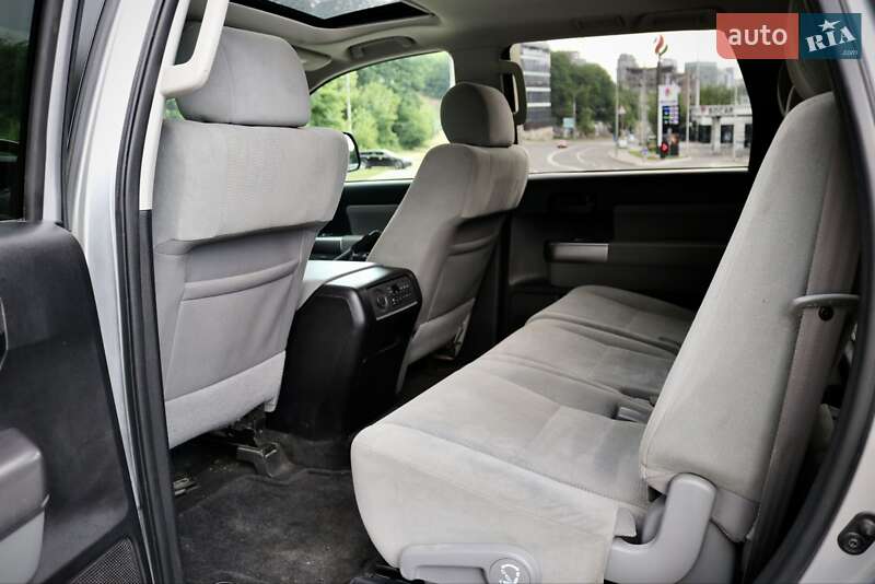 Внедорожник / Кроссовер Toyota Sequoia 2017 в Киеве