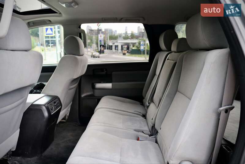 Внедорожник / Кроссовер Toyota Sequoia 2017 в Киеве