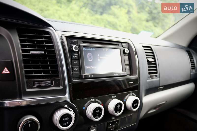 Внедорожник / Кроссовер Toyota Sequoia 2017 в Киеве