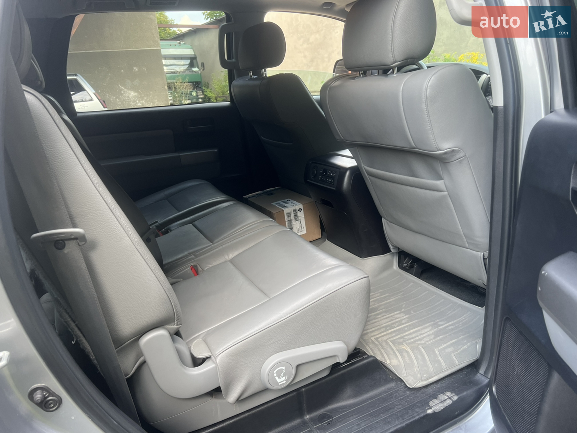 2016 Toyota Sequoia - мініатюра 15