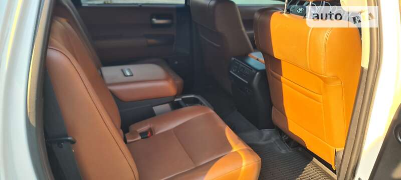 Внедорожник / Кроссовер Toyota Sequoia 2016 в Киеве