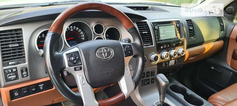 Внедорожник / Кроссовер Toyota Sequoia 2016 в Киеве