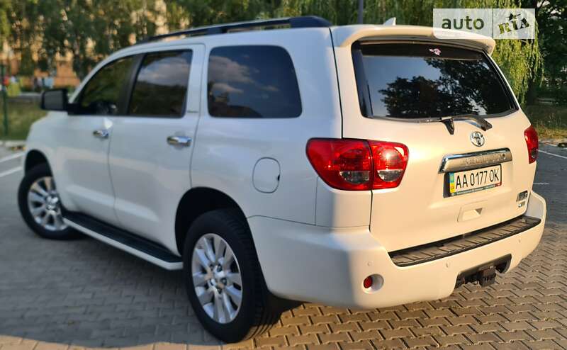 Внедорожник / Кроссовер Toyota Sequoia 2016 в Киеве