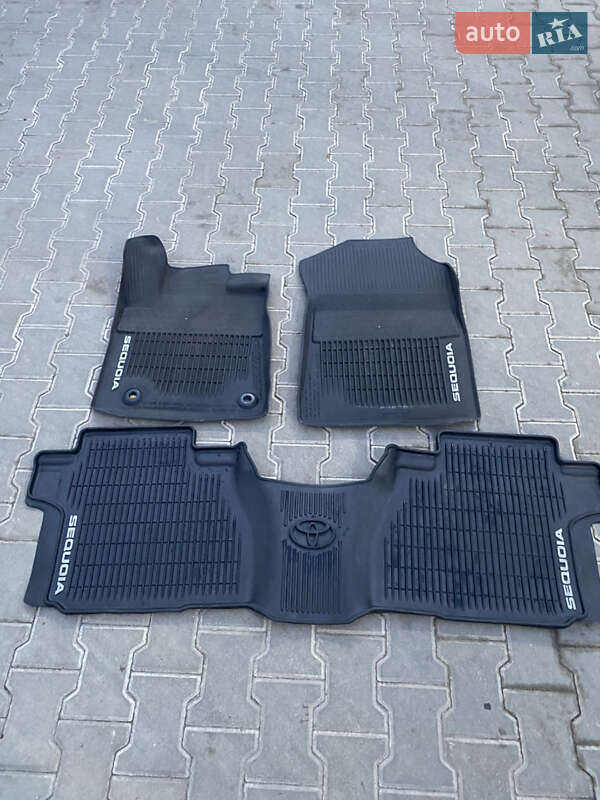 Позашляховик / Кросовер Toyota Sequoia 2017 в Кривому Розі