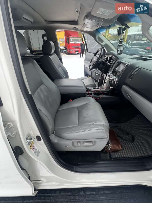 Позашляховик / Кросовер Toyota Sequoia 2013 в Умані