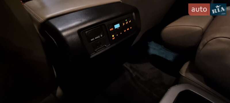 Позашляховик / Кросовер Toyota Sequoia 2016 в Києві фото 11 Позашляховик / Кросовер Toyota Sequoia 2016 в Києві