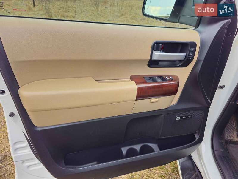 Позашляховик / Кросовер Toyota Sequoia 2016 в Києві фото 21 Позашляховик / Кросовер Toyota Sequoia 2016 в Києві