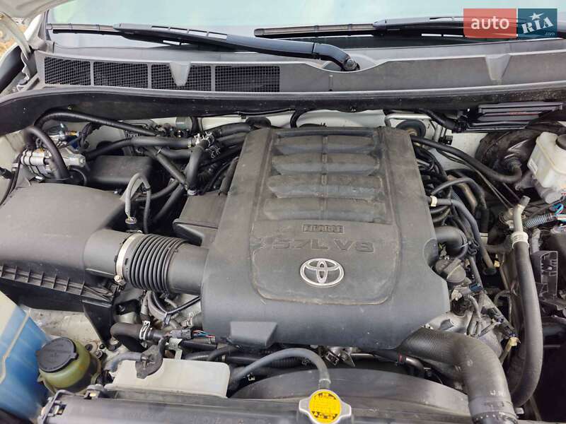 Позашляховик / Кросовер Toyota Sequoia 2016 в Києві фото 28 Позашляховик / Кросовер Toyota Sequoia 2016 в Києві