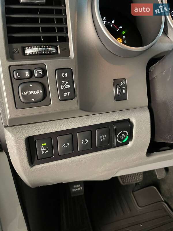 Позашляховик / Кросовер Toyota Sequoia 2017 в Броварах