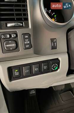 Внедорожник / Кроссовер Toyota Sequoia 2017 в 