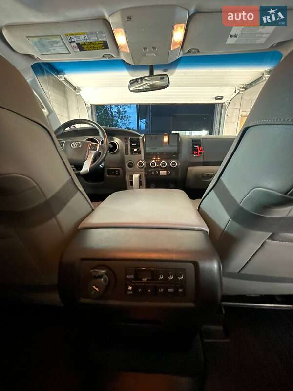 Позашляховик / Кросовер Toyota Sequoia 2017 в Броварах