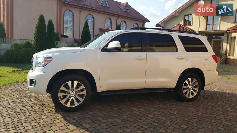 Внедорожник / Кроссовер Toyota Sequoia 2017 в Владимире