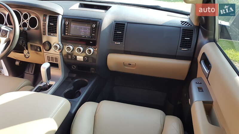 Внедорожник / Кроссовер Toyota Sequoia 2017 в Владимире