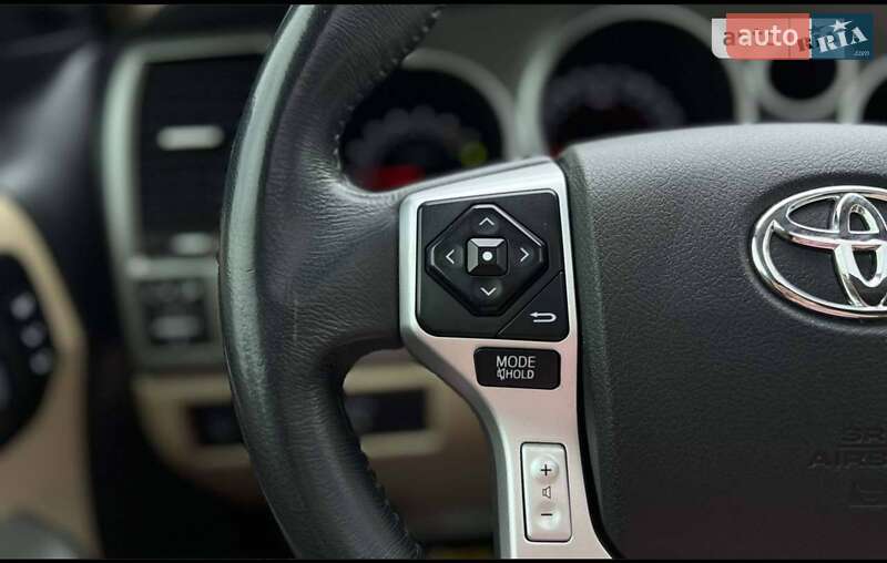 Внедорожник / Кроссовер Toyota Sequoia 2017 в Владимире