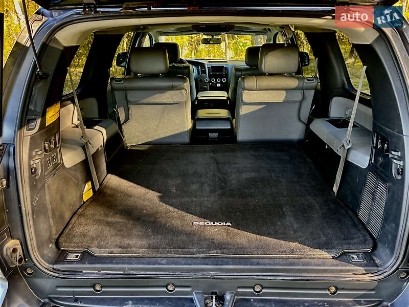 Внедорожник / Кроссовер Toyota Sequoia 2012 в Прилуках