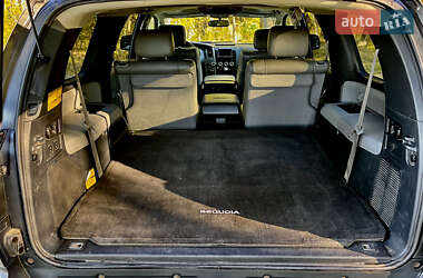 Внедорожник / Кроссовер Toyota Sequoia 2012 в 