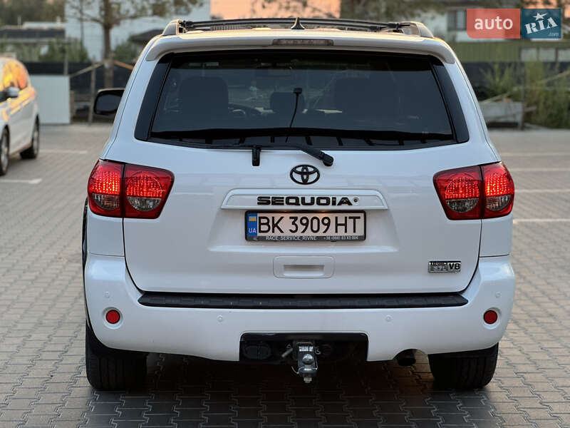 Позашляховик / Кросовер Toyota Sequoia 2017 в Рівному