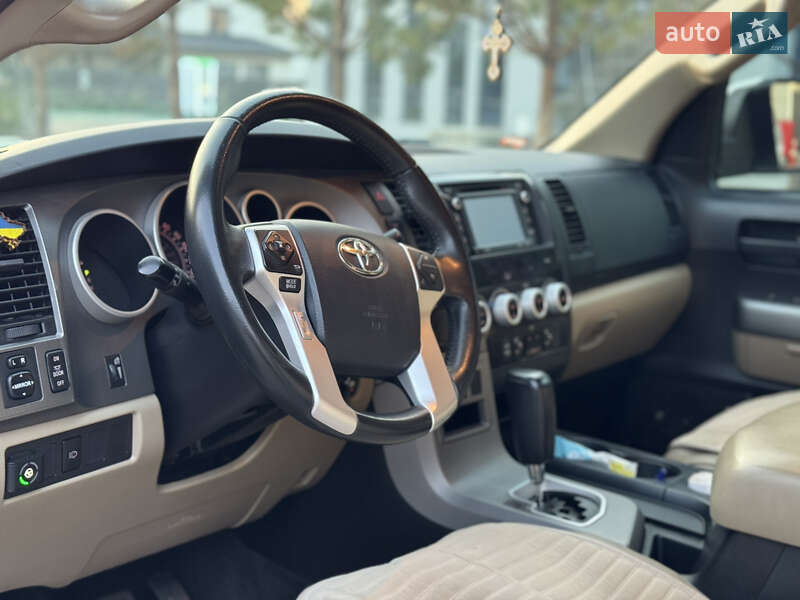 Позашляховик / Кросовер Toyota Sequoia 2017 в Рівному