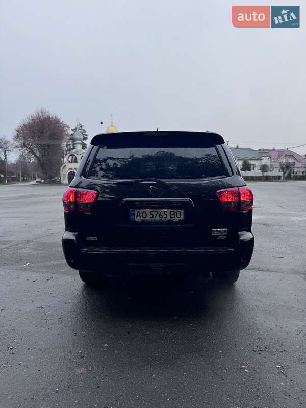 Позашляховик / Кросовер Toyota Sequoia 2015 в Ужгороді